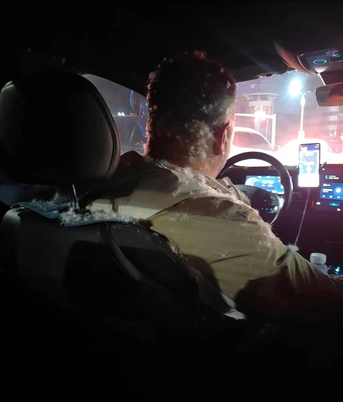 男子乘坐网约车时羽绒服突然“爆炸”，羽绒满车飞舞，当事人称已赔偿司机清洗费，网友：真“爆款”羽绒服