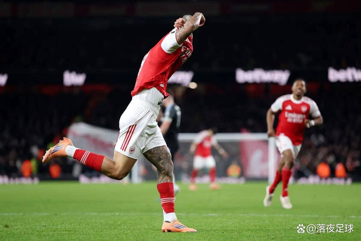 从“掉链子”到“拆链子”：阿森纳大胜维拉，捅破争冠最后一层心理窗户纸