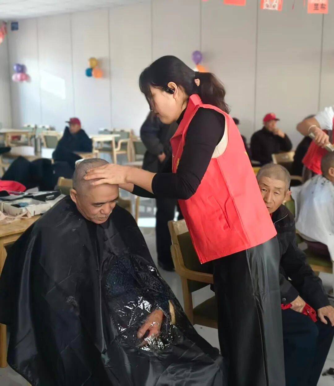 一把剪刀一份情 杭锦后旗义剪美志愿服务走进养老院