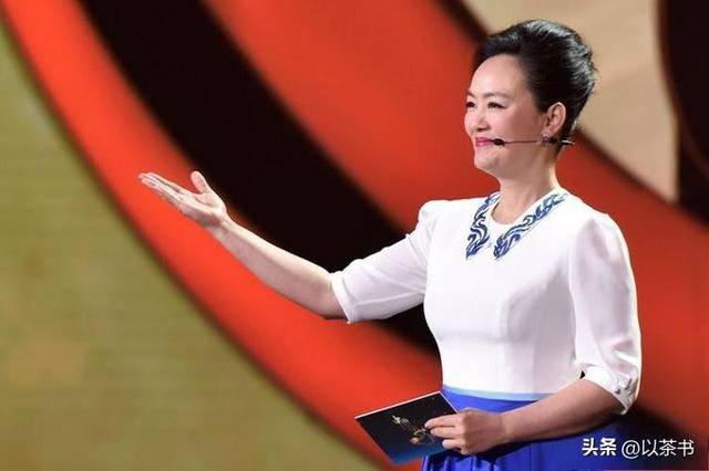 她是央视著名主持人，嫁哈佛海归恩爱22年，59岁临退休官宣新身份