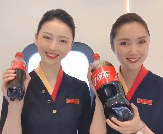 成都空姐爱上头等舱乘客,主动倒追并且成功结婚,6年后现状如何