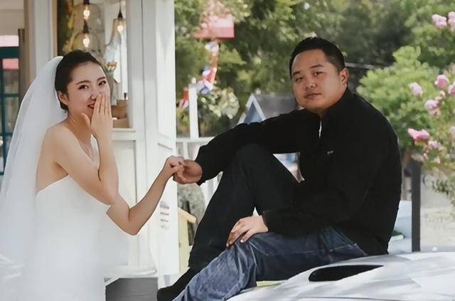 成都空姐爱上头等舱乘客,主动倒追并且成功结婚,6年后现状如何