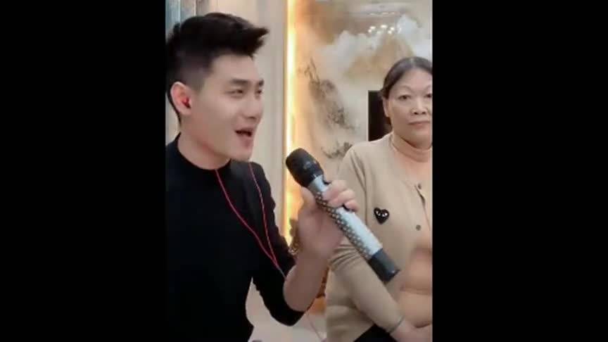 李子光与妈妈对唱潮剧,慈娘乐开怀!