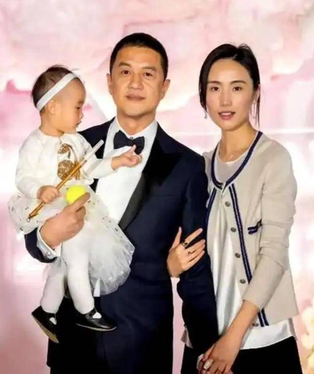 离婚仅两个月，54岁的李亚鹏传来“噩耗”，真让海哈金喜说对了