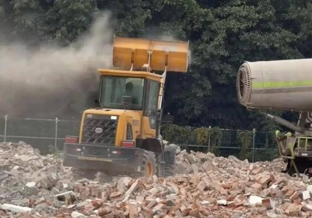 “扬尘逼迁”:比扬尘更刺眼的,是“操作失误”的敷衍丨中听