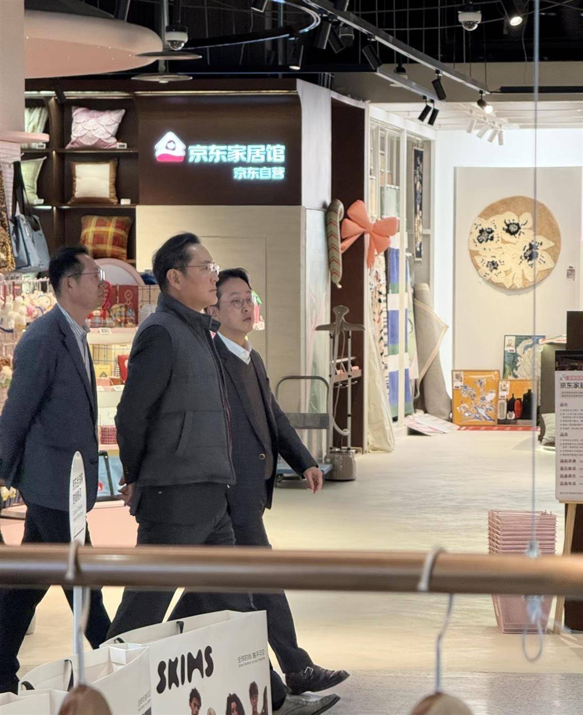 李在镕逛北京朝阳京东MALL买走100个labubu，还看了海信163寸大电视，店员称“三星副会长也来了”