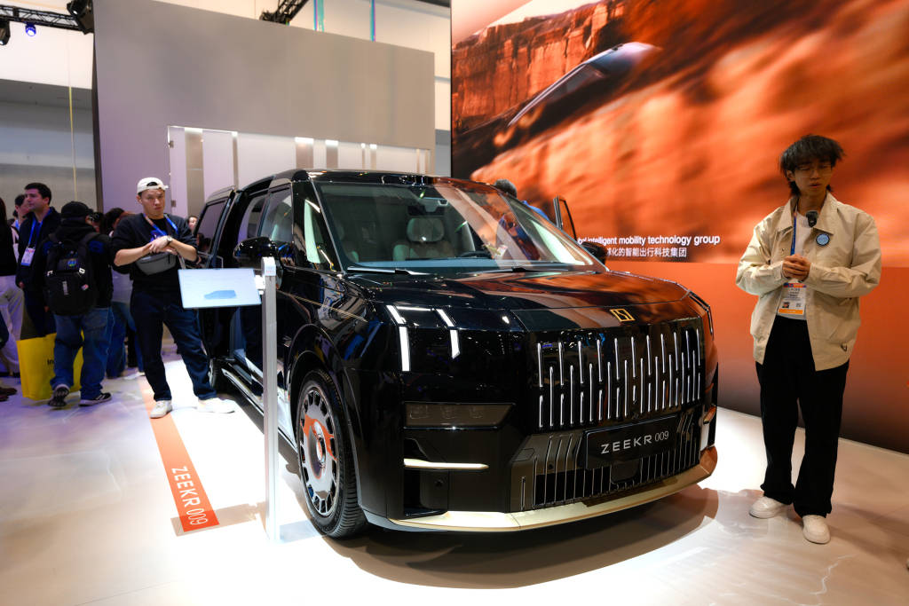 第1现场｜科技界“春晚”来了：中企占C位，AI应用成焦点