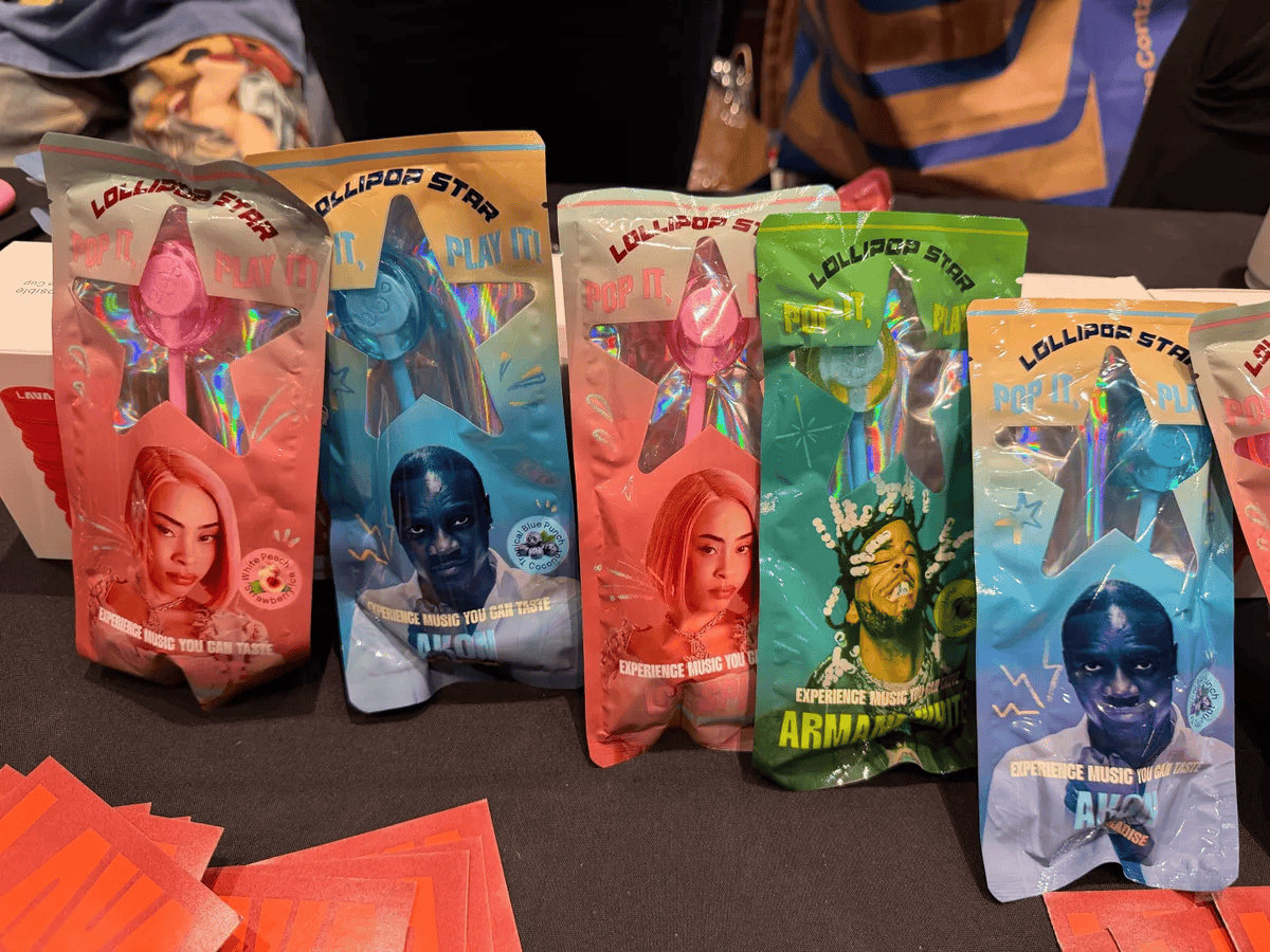 AI开始整活：叠衣、理发、当宠物，CES2026这些黑科技硬件太野了