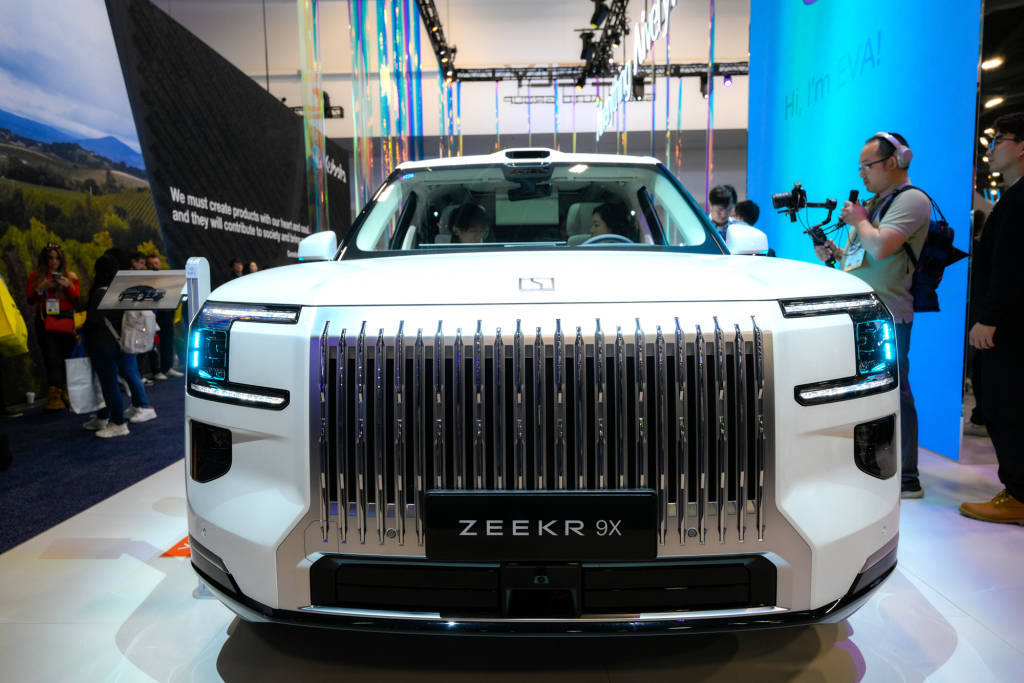 第1现场｜科技界“春晚”来了：中企占C位，AI应用成焦点