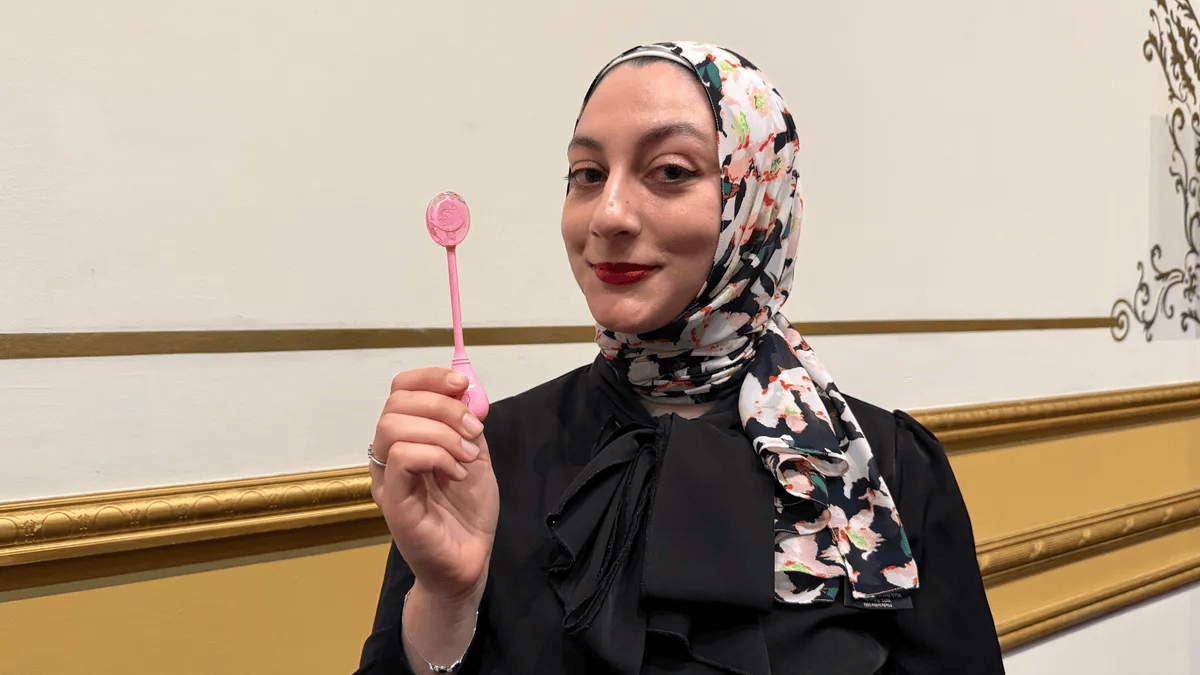 AI开始整活：叠衣、理发、当宠物，CES2026这些黑科技硬件太野了