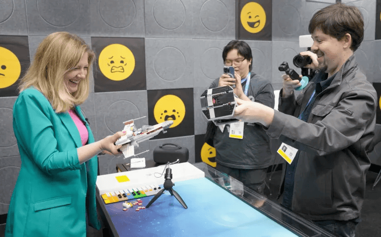 AI开始整活：叠衣、理发、当宠物，CES2026这些黑科技硬件太野了