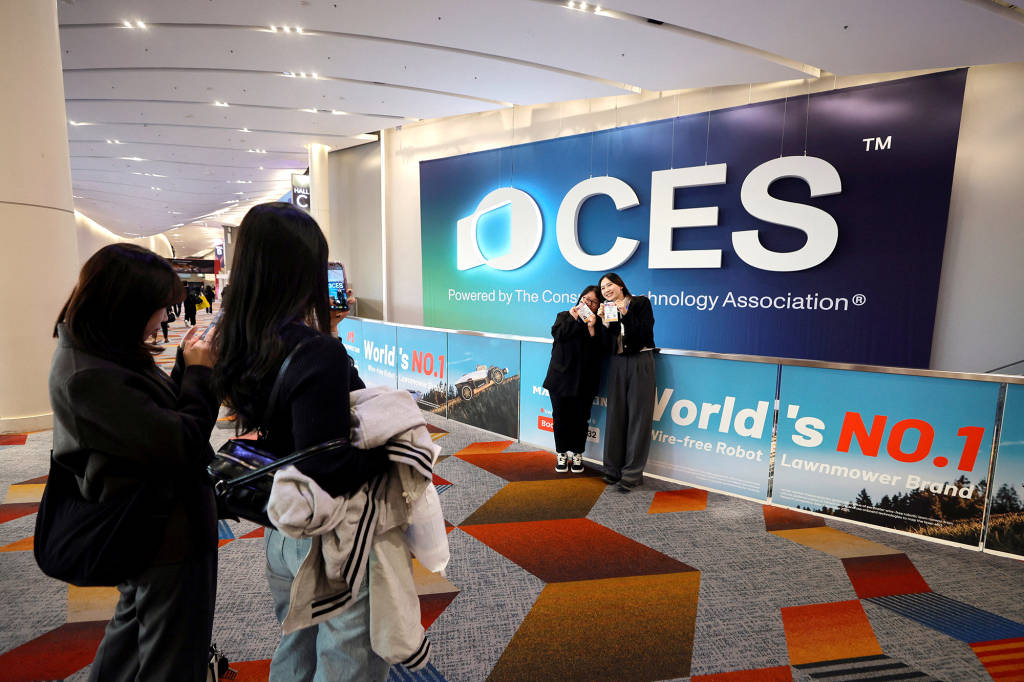 第1现场｜科技界“春晚”来了：中企占C位，AI应用成焦点