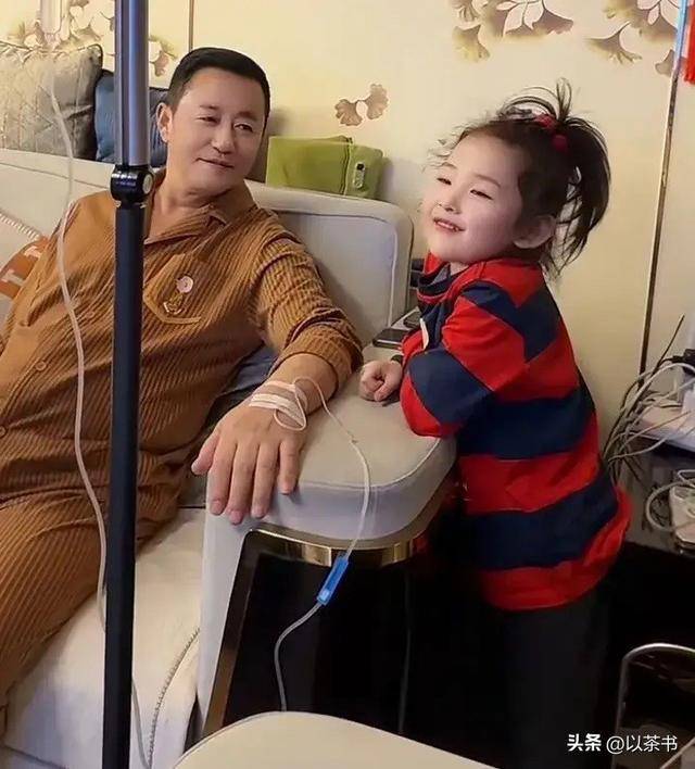 61岁王小宝现状：住300平豪宅领4815退休金，和闫学晶追求不一样