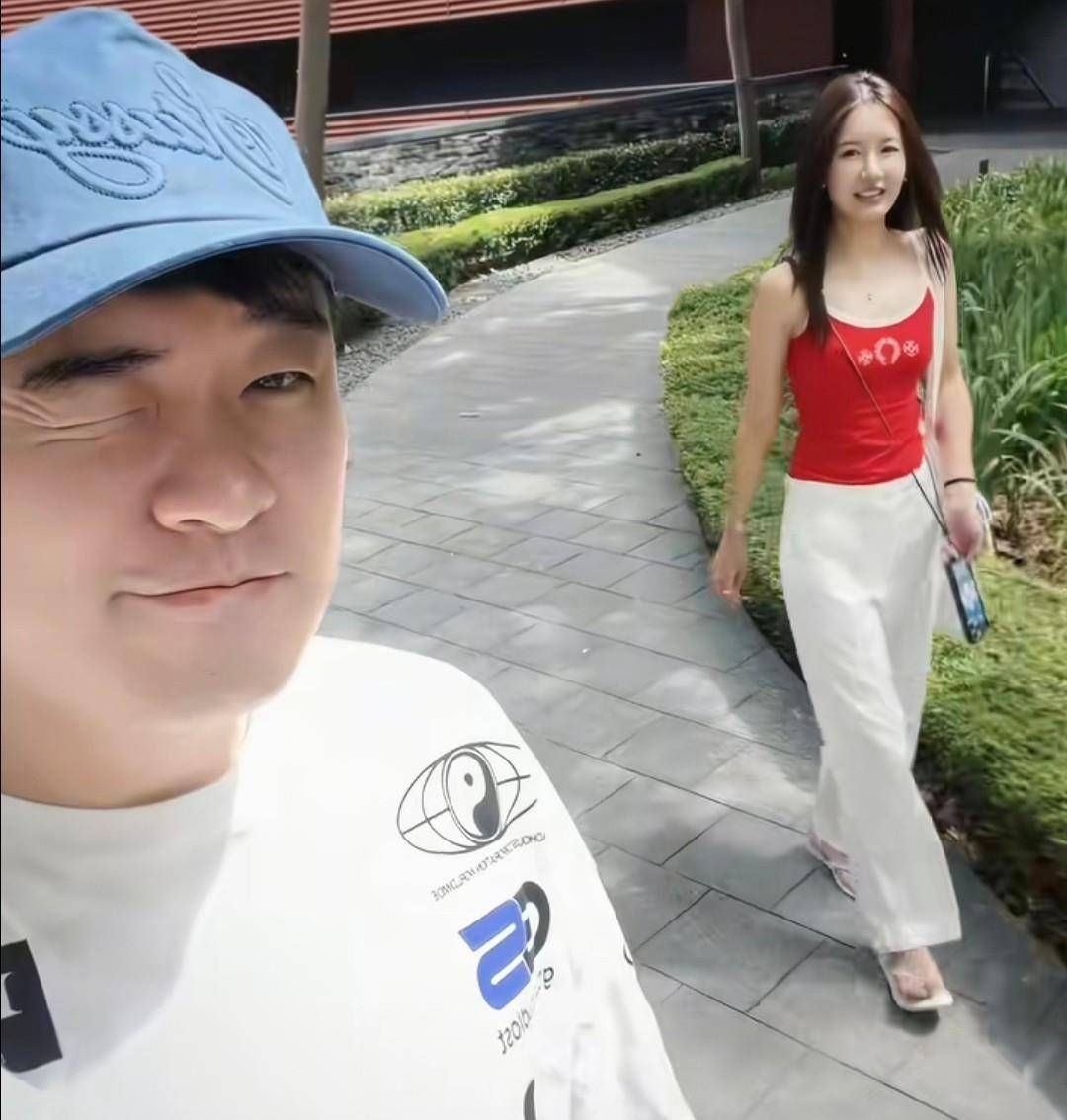 陈赫出国休假两个女儿一个似父一个似母41岁张子萱嘟嘴卖萌