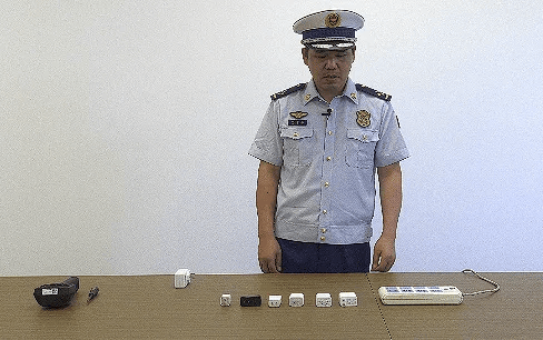 你知道吗？手机充电器在通电的插排上长期不拔也存在安全隐患！_测电笔_电线_感应式