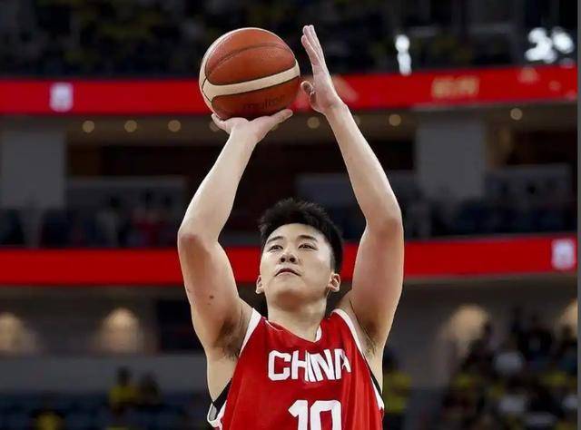 官方直接点名！王俊杰再破天花板，让胡明轩和整个国际男篮都鼓掌