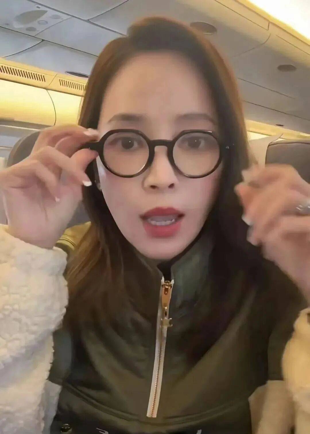 侯佩岑自曝“很严重”！陈乔恩、万茜早已中招：这件事，年轻人也躲不掉！_眼睛_老花镜_老花眼