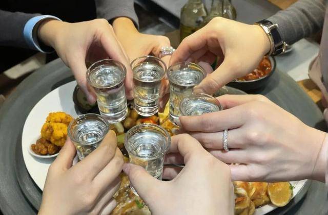 在“四个降”的冲击下,酒业的韧性从何而来?_酒类_压力_外界