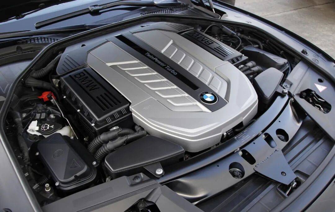 V12不会终结！宝马集团将继续生产大排量发动机(图1)