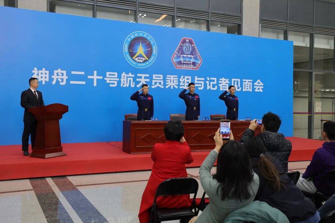 神二十成功着陆，任务取得圆满成功：返回舱外观总体正常，舱内下行物品状态良好；曾遭空间碎片撞击，乘组陈冬讲述“相信地面，相信自己”