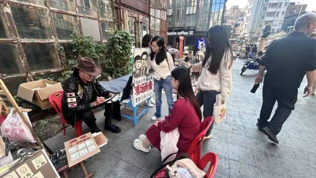 深圳街头“0.5元肖像”火了！摊主：给多少钱，办多少事