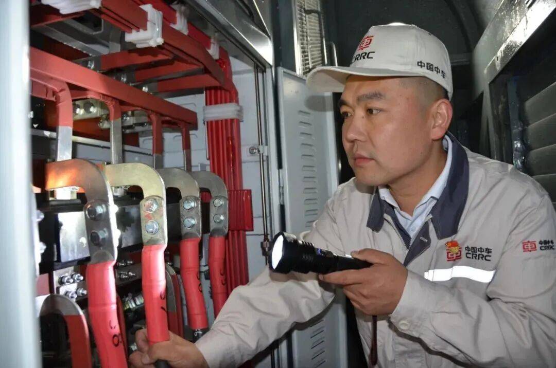 潘春望：创新在手专治“电路不服”《匠造一刻》微视频