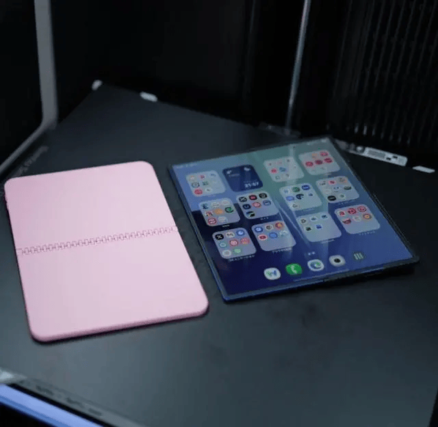 苹果首款折叠iPhone Fold机模和华为Pura X对比图曝光