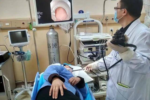 50岁男子一天大便3次，确诊肠癌！医生忠告：5大症状是肠癌信号