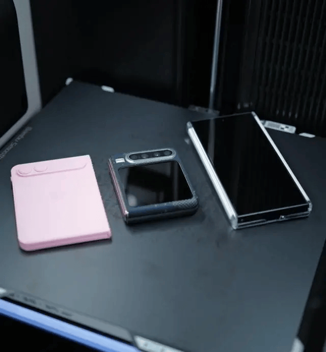 苹果首款折叠iPhone Fold机模和华为Pura X对比图曝光