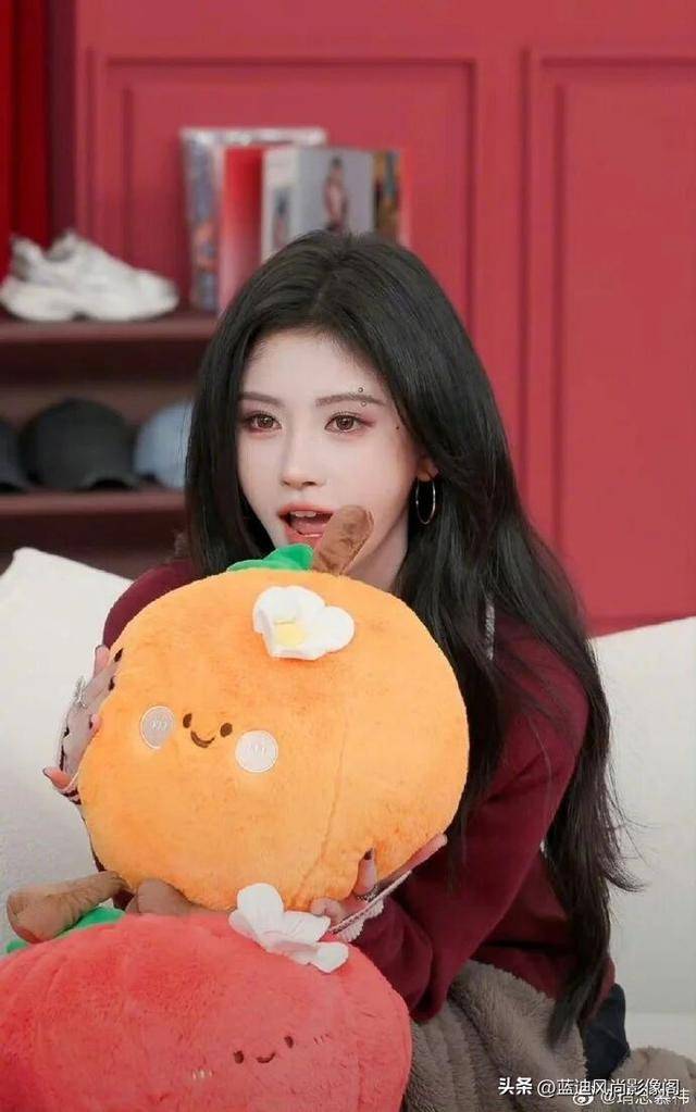 鞠婧祎 AVIA 直播：眉钉配珠宝把甜酷焊在身上，复古风氛围感拉满