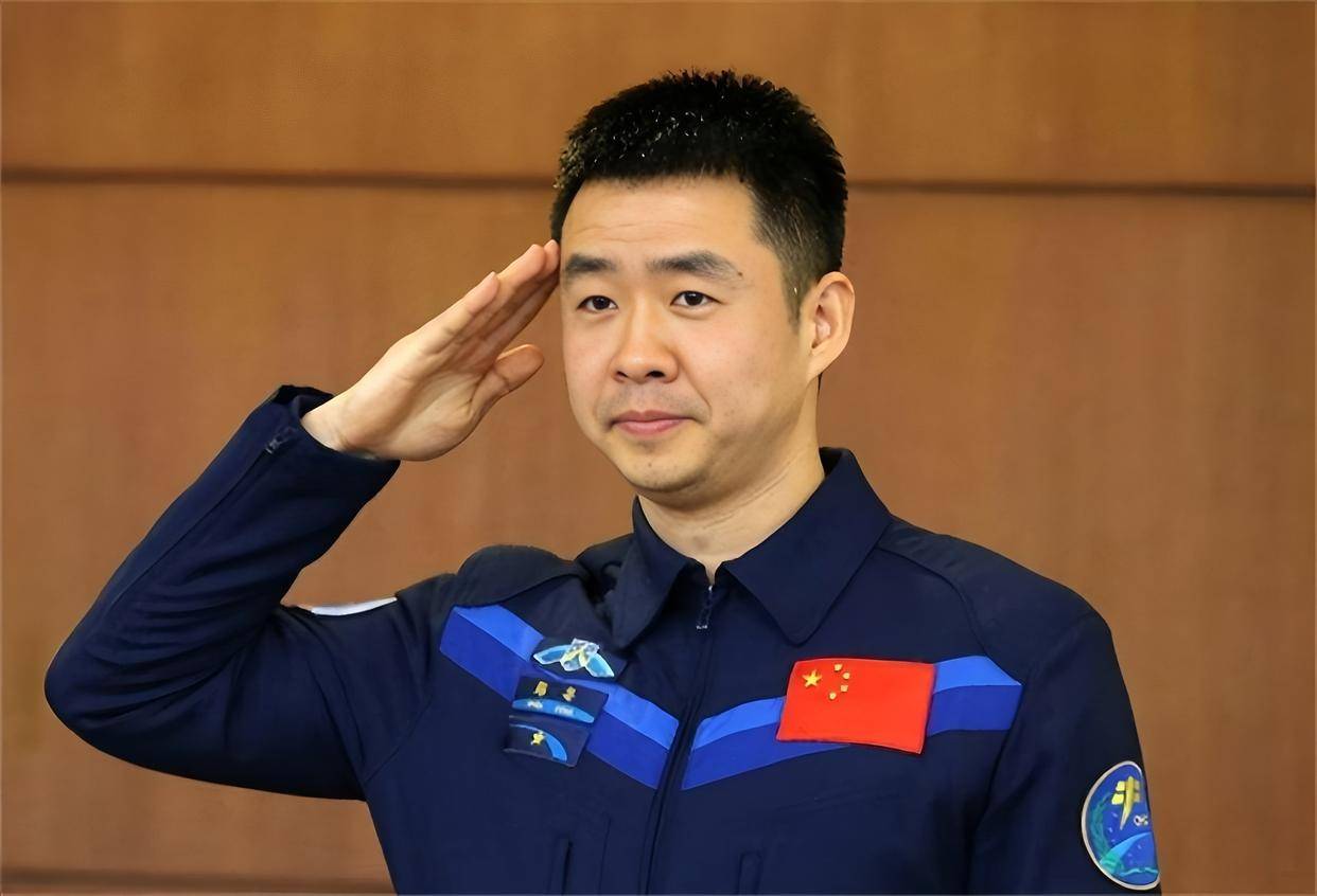 中共中央重磅授勋，陈冬获一级航天功勋奖章，社会各界热议不断_中国_空间站_神舟