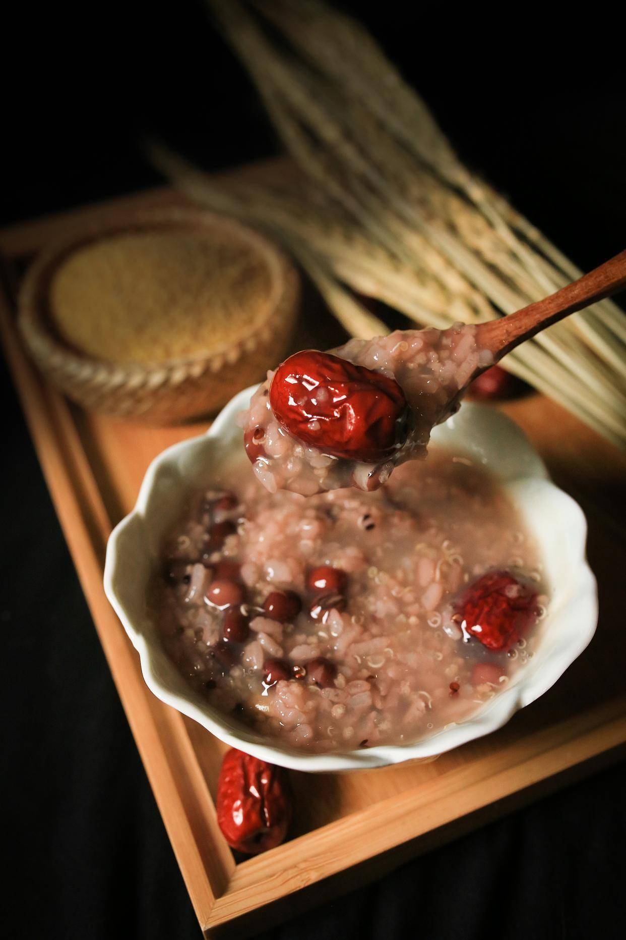 原创            腊八粥里的八宝暗藏什么养生密码？中医专家揭秘食材配伍玄机