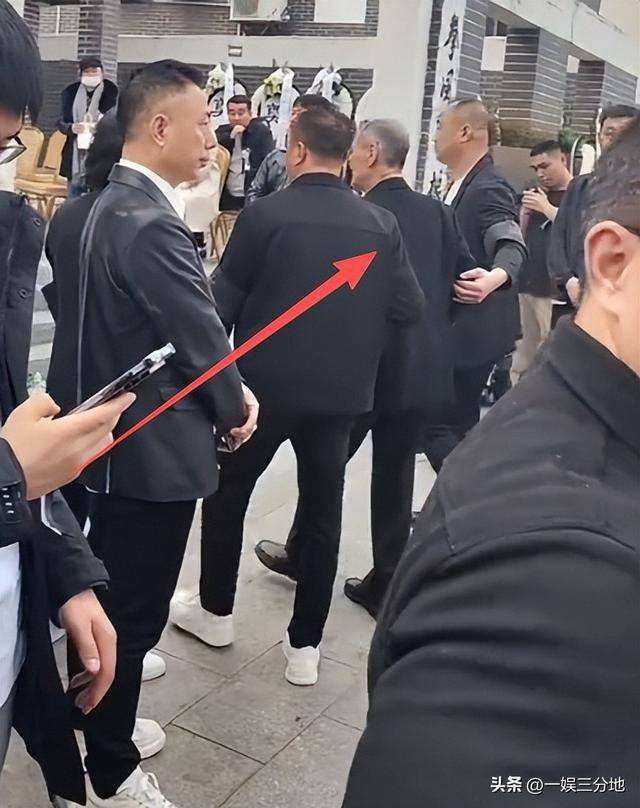 梁小龙追悼仪式，第一个到场的明星出现，家属最后心愿恐怕难实现