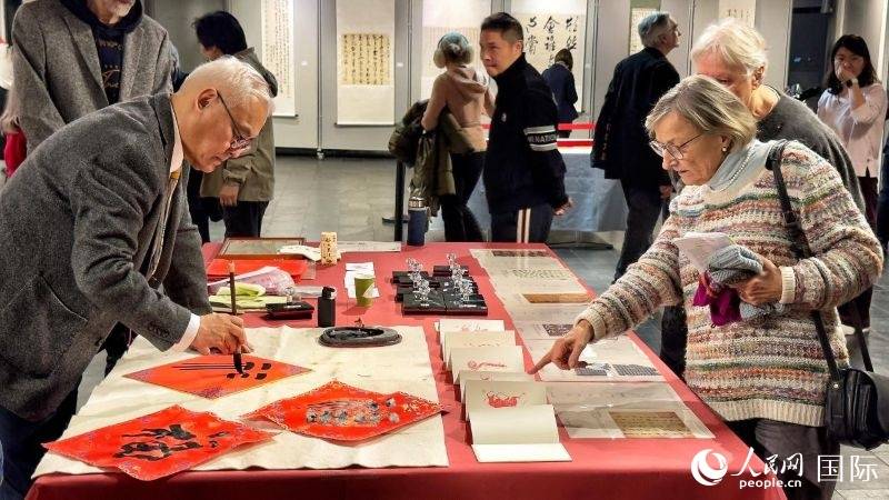 中国书法柏林巡展展示写意精神与书法魅力