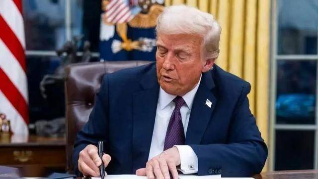 特朗普再度示好中国！反华高官被突然解雇！特朗普在为访华铺路？