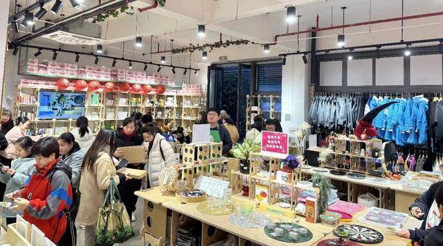 现实版“解忧杂货铺”闵行首家店开业顾客：“这钱花得值！”