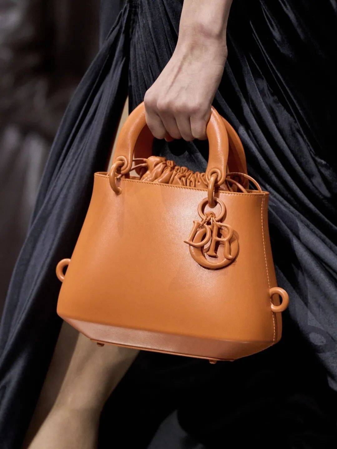 Jonathan_Anderson在DIOR的高级订制首秀，玩出了什么“花样”？