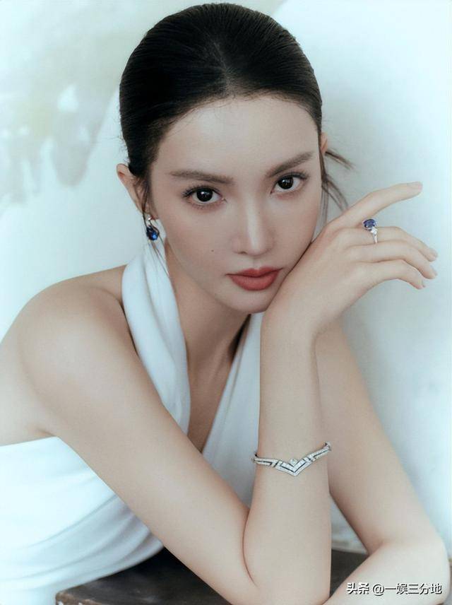 金晨晒满脸血迹的照片道歉,逃逸事件真相大白,却坐实另一个丑闻