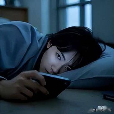协和医生说 | 睡前关灯玩手机，真的很伤眼！