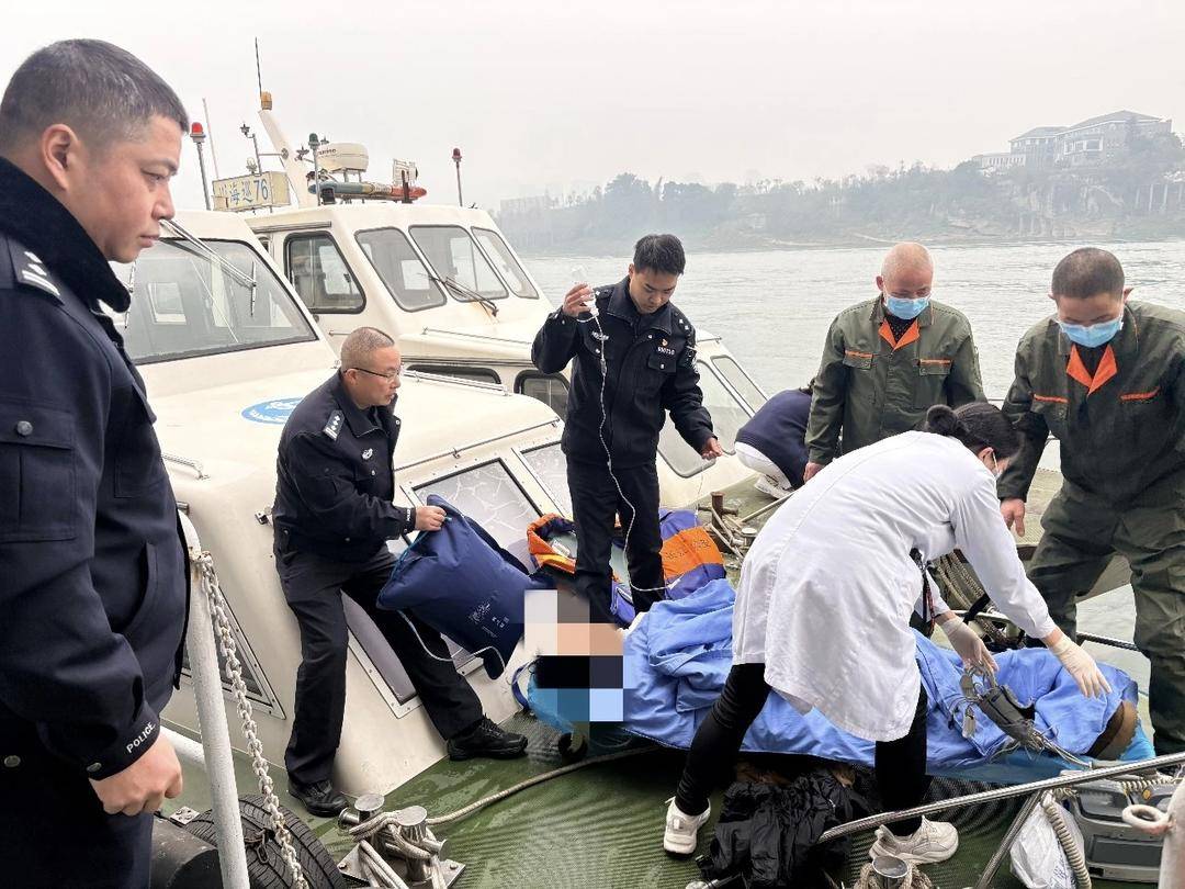 生死救援!坠江女子“神避让” 船舶夹缝里抢回一命