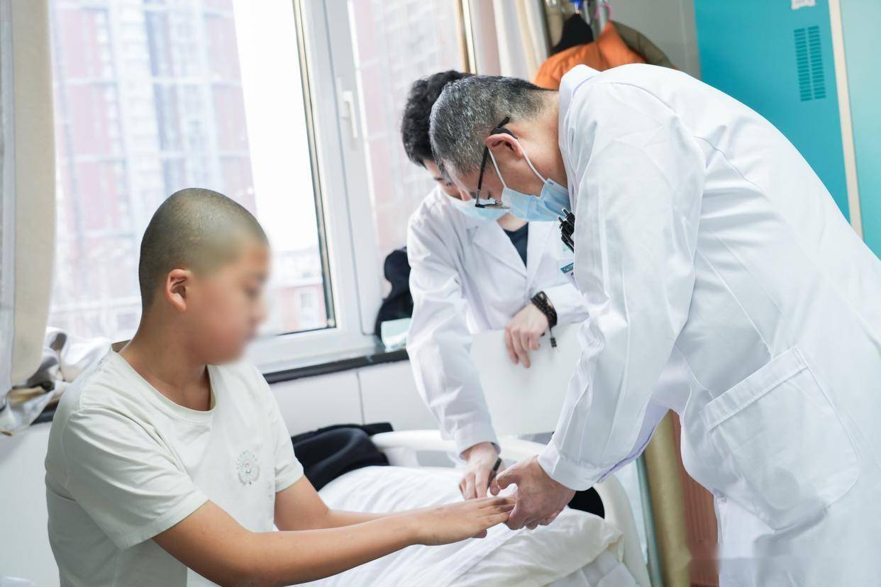 照红≠过量！白癜风光疗剂量的正确把控方法丨白癜风专家刘军连