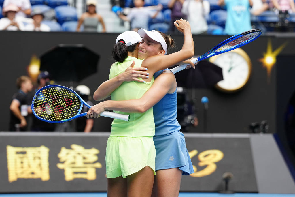 领奖台致敬前辈郑洁，张帅女双再夺冠藏着中国网球20年青春