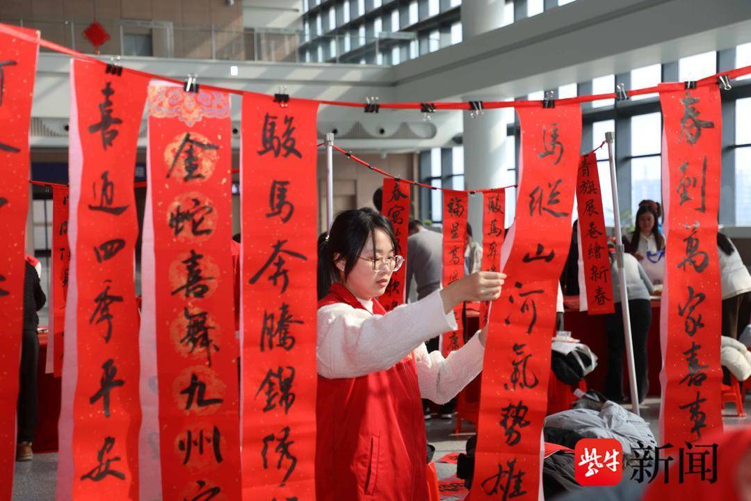 将无锡的爱带到远方……无锡120位书法家向旅客送春节“祝福”