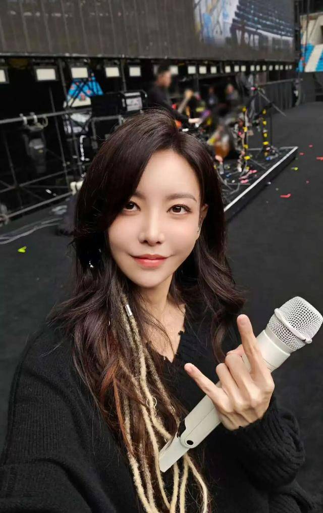 歌手于文文演唱会上突然晕倒,被救护车紧急送医