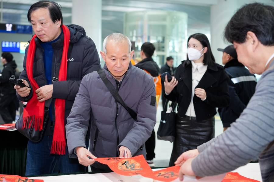 新春走基层｜“马上有福”“超多马内”！上海书法家春运首日送独一份新春祝福