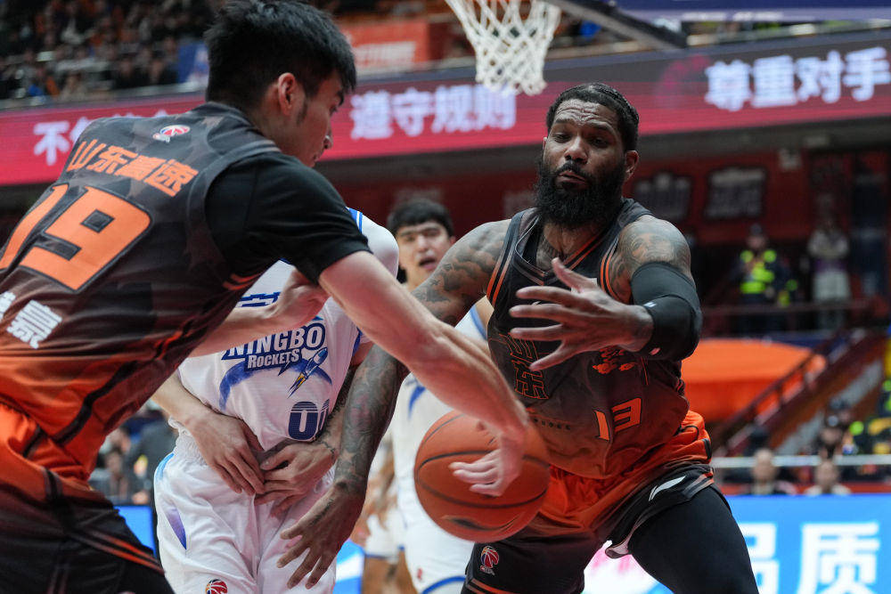 体坛午爆｜卡里克执教曼联斩获三连胜，山东男篮今晚客战天津男篮