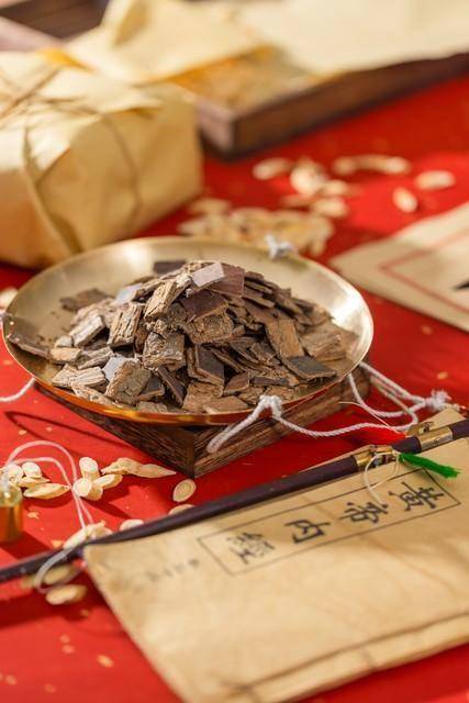 身体发沉舌苔厚？中医三大祛湿方对症用！湿热痰湿寒湿全搞定