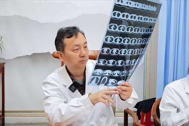 肺结节开始癌变，身体会出现这4种症状，若发现一个，马上就医！