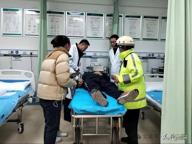 学生晚自习后突发高烧 常德鼎城交警骑警车紧急送医_第四人民医院_高运校_警灯