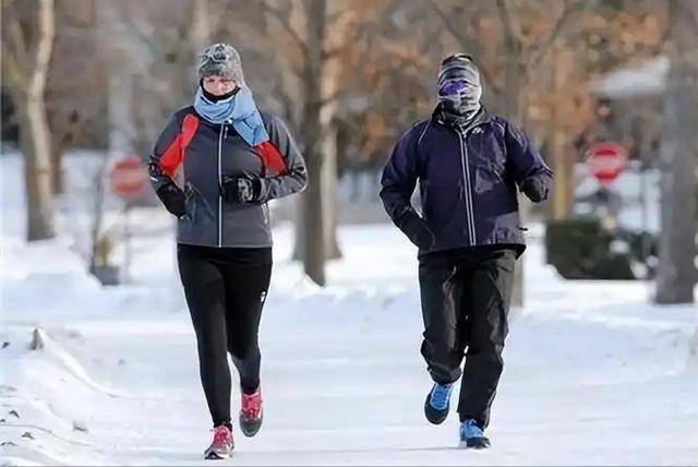 54岁男子高血压并发症去世，医生：长期吃降压药，冬天避开这几事